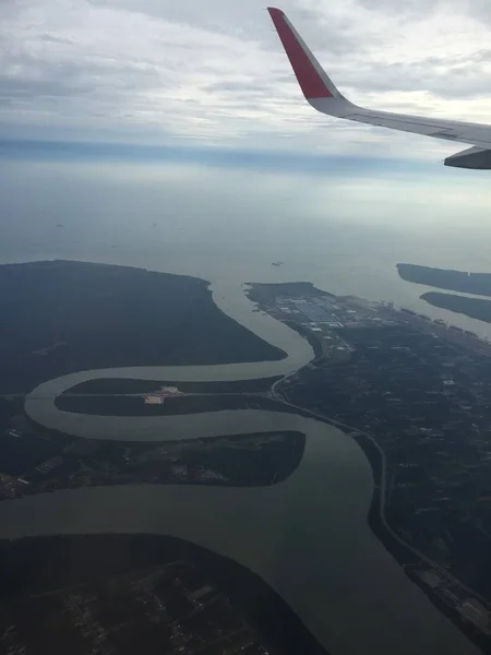 飛行機の窓から外の景色 — ストック写真