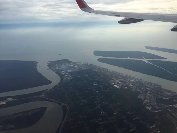 飛行機の窓から外の景色 — ストック写真