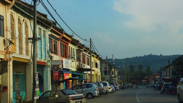 Deretan Warung Berwarna Warni Sepanjang Jalan Kota Kecil — Stok Foto