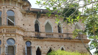 Dış bitmemiş terk edilmiş köşkün Perak, Malezya