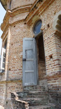 Merdivenlerden bitmemiş bir terk edilmiş köşkün Perak, Malezya