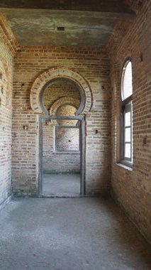 Perak terkedilmiş tuğla konağının koridorunda