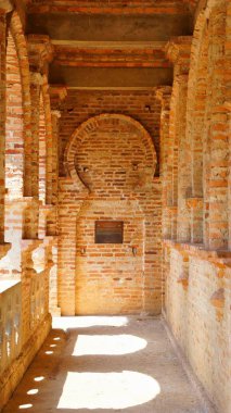 Perak terkedilmiş tuğla konağının koridorunda