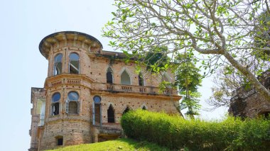 Merdivenlerden bitmemiş bir terk edilmiş köşkün Perak, Malezya