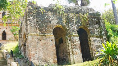 Harap ve terk edilmiş tuğla konak kemer