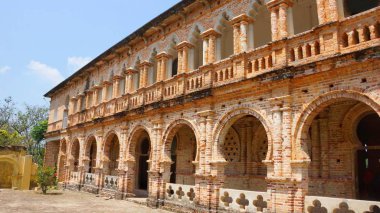 Perak terkedilmiş tuğla konağının koridorunda