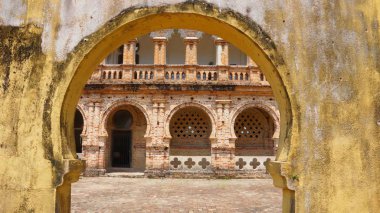 Harap ve terk edilmiş tuğla konak kemer