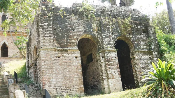 Dış bitmemiş terk edilmiş köşkün Perak, Malezya