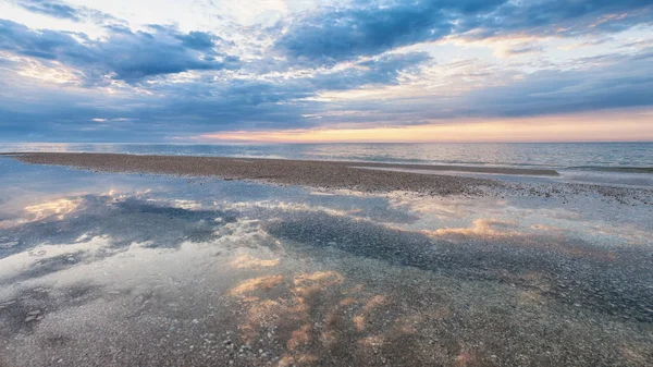 Güzel bir deniz manzarası şafakta. Baskı resim ve arka planlar.
