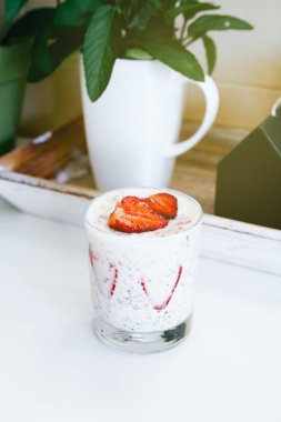 Beyaz masa camına çilek chia puding. Filtre uygulanan görüntü işleme