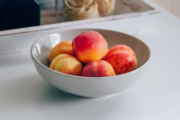 Frische Aprikosenschale Auf Dem Weißen Küchentisch Früchte Des Lokalen Marktes — Stockfoto