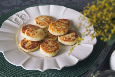 Mutfak masasının üzerinde beyaz tabakta lor börek. Ev yapımı yemek. Filtre uygulanmış görüntü