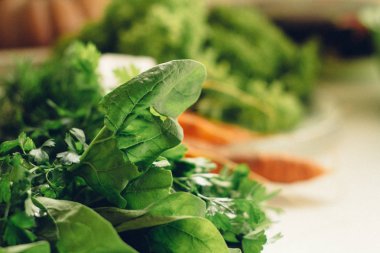 Yeşiller mutfak masasının üzerinde. Closeup ıspanak. Yerel pazar ürünleri. Filtre uygulanmış görüntü