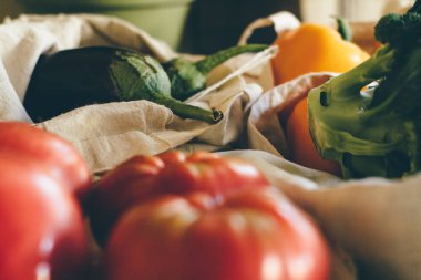  Eko tuval çanta ile domates, brokoli, patlıcan biber mutfak masasının üzerinde. Yerel gıda. Pazar günü. Filtre uygulanan görüntü işleme
