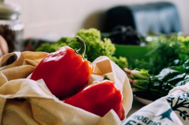 Eko tuval çanta dolmalık biber ve yeşil mutfak masasının üzerinde. Yerel gıda. Çiftçilerin ürünleri. Filtre uygulanan görüntü işleme