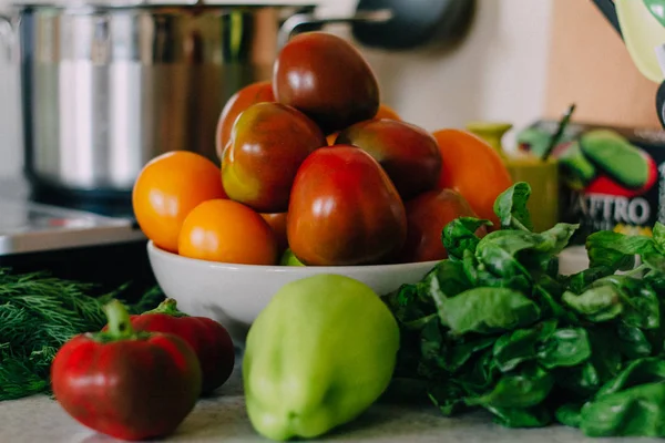 Bowl Fresh Tomatoes Greens Bell Pepper Kitchen Counter Local Market — Stock Photo, Image