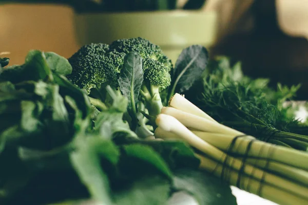 Bandeja Madeira Com Brócolis Endro Alho Porro Produtos Agrícolas Mercado Imagens De Bancos De Imagens Sem Royalties