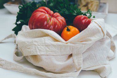 Yeniden kullanılabilir çevre dostu bez torbaları sarı domates ve ıspanak ile. Yerel pazar sebze. Çiftçilerin ürünleri. Filtre uygulanan görüntü işleme