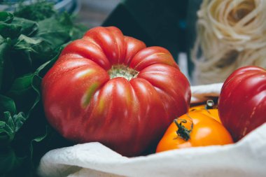 Yeniden kullanılabilir çevre dostu bez torbaları sarı domates ve ıspanak ile. Yerel pazar sebze. Çiftçilerin ürünleri. Filtre uygulanan görüntü işleme