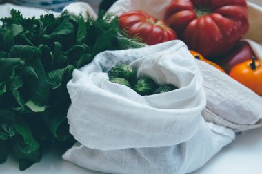 Çevre dostu bez torbaları salatalık, domates ve yeşillik ile. Yerel pazar sebze yeniden kullanılabilir çanta içinde 
