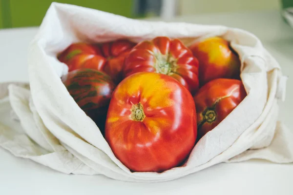 Kırmızı domates ile tuval Eko taşımak. Yerel pazar sebze. Eko dostu bakkal çantası