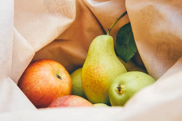 Elma ve armut yeniden kullanılabilir Eko dostu bakkal çantada. Yerel pazar sebze. Çiftçilerin ürünleri. Filtre uygulanan görüntü işleme