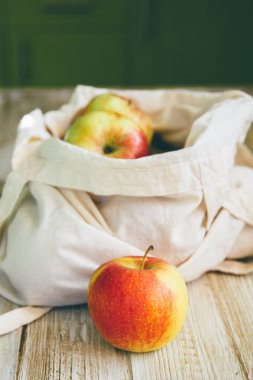 Yeniden kullanılabilir elma torbaları ahşap masa üzerinde tuval. Daha az plastik kavramı
