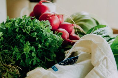 Ispanak, su teresi ve turp. Yeniden kullanılabilir tuval torbası. Closeup bakkal fotoğrafçılığı. Daha az plastik konsept. Yerel pazar ürünleri