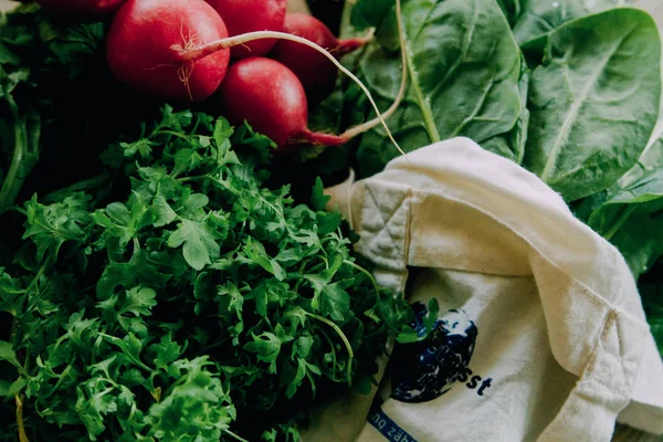 Spinach Watercress Radish Reusable Canvas Bag Closeup Grocery Photography Less — Stock Photo, Image