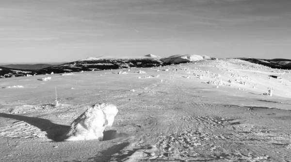 Kış dağlarının güzel manzarası, dev dağlar..