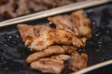 Kore mangalında ızgara Miso Pork göbeği.