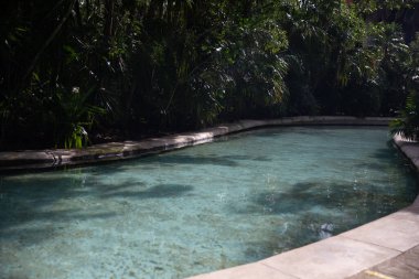 İnsan yapımı su akıntısı küçük tekneler veya iç borular için kullanılır.