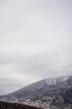 Dağları kar ile gökyüzü altında 