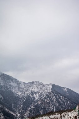 Dağları kar ile gökyüzü altında 