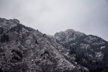 Dağları kar ile gökyüzü altında 