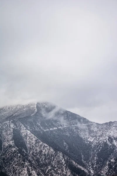 Montañas bajo el cielo con nieve — Foto de Stock