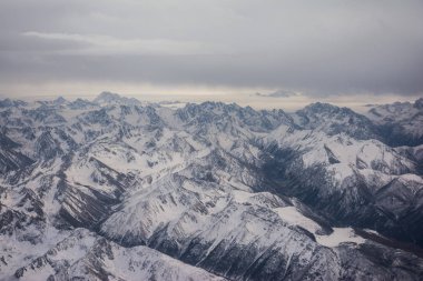 Dağları kar ile gökyüzü altında 