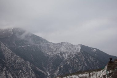 Dağları kar ile gökyüzü altında 