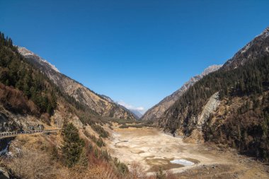 Dağlar ormanıyla kaplıdır