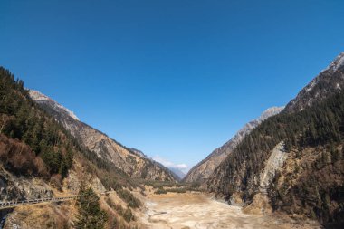 Dağlar ormanıyla kaplıdır