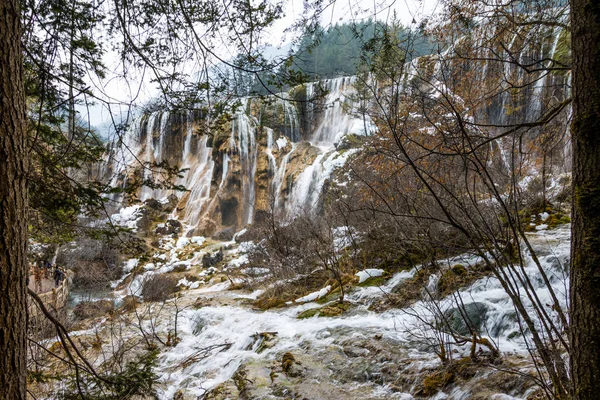 Cascata da una scogliera nella foresta — Foto Stock