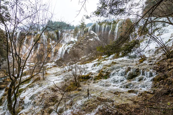 Cachoeira de um penhasco na floresta — Fotografia de Stock