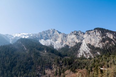 Dağlar mavi gökyüzüne karşı
