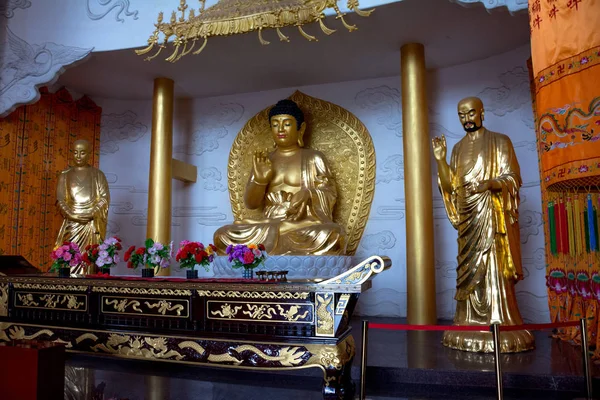 Un buddha d'oro in una posa di loto — Foto Stock