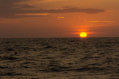 Denizde gün batımı