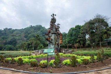 Adam yeşil sahada ilgilenir. 