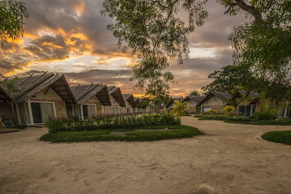 Petites maisons d'hôtes sur un magnifique coucher de soleil. Philippines. L'île de Palawan . — Photo