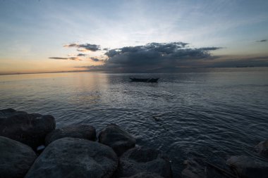 Sahilde güzel bir gün batımı
