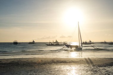 Akşam günbatımı deniz gemi su ile 