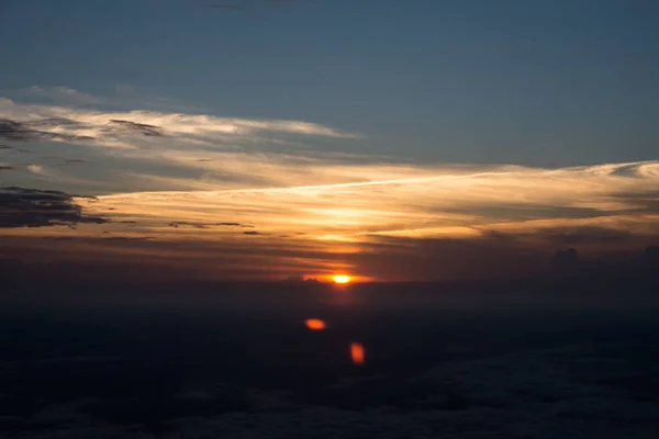 Όμορφη θέα του ηλιοβασιλέματος από το αεροπλάνο — Φωτογραφία Αρχείου